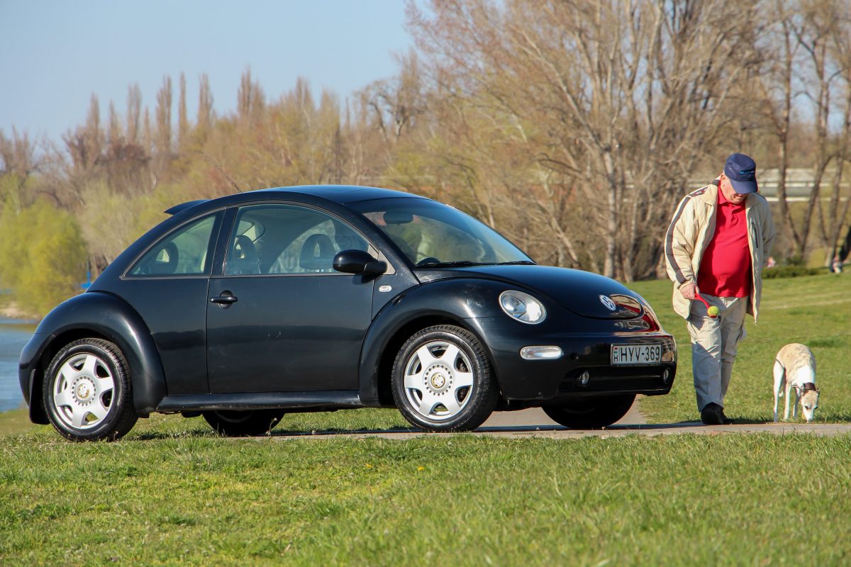 VOLKSWAGEN NEW BEETLE