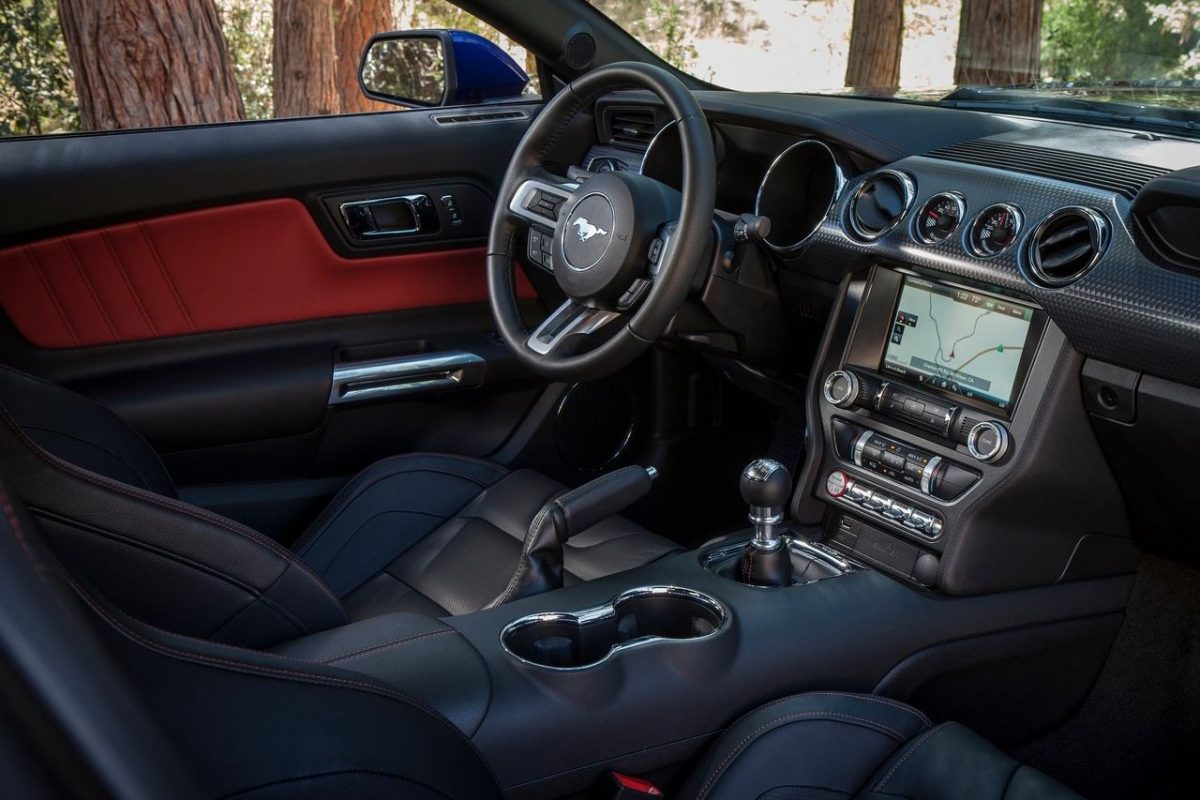 FORD MUSTANG