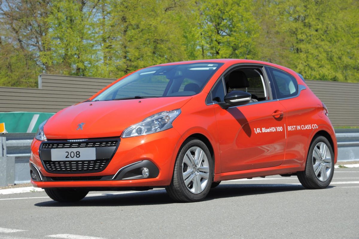 PEUGEOT 208