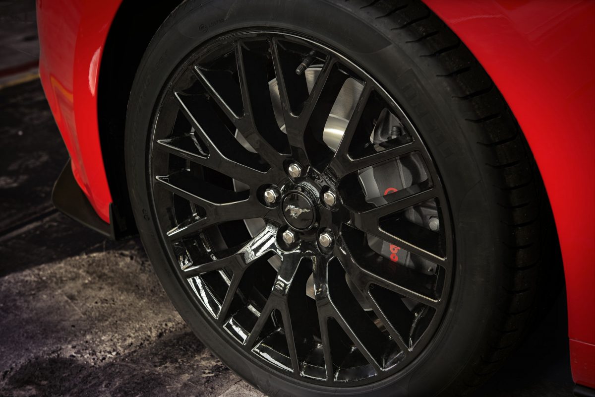 FORD MUSTANG