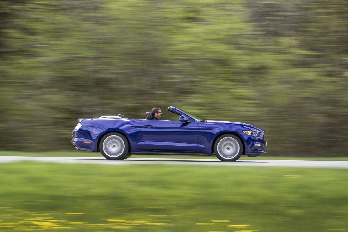 FORD MUSTANG