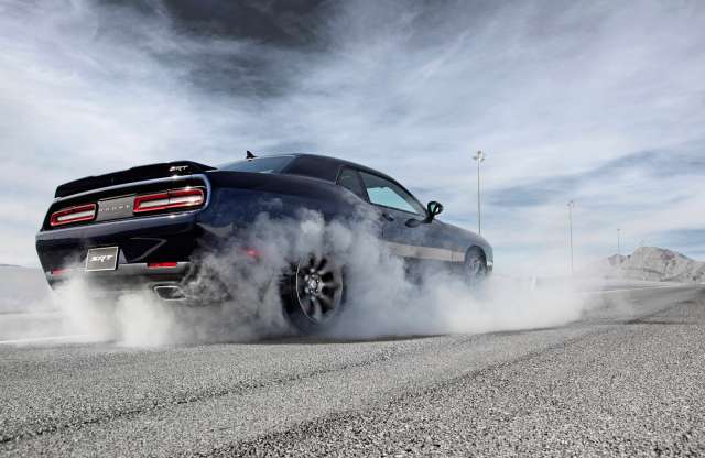 Burnout évértékelő a Dodge SRT Hellcattel