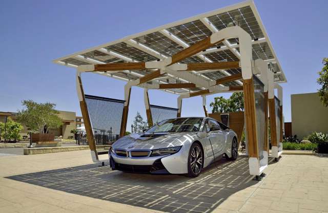 Napenergiát is hasznosít a BMW legújabb otthoni töltője