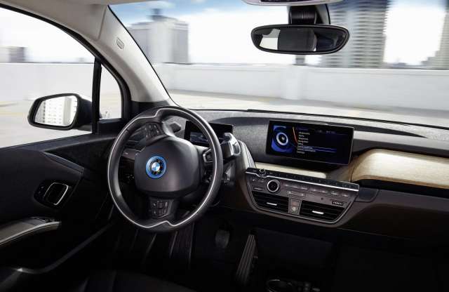 Magától parkol és előzi meg a baleseteket a BMW i3