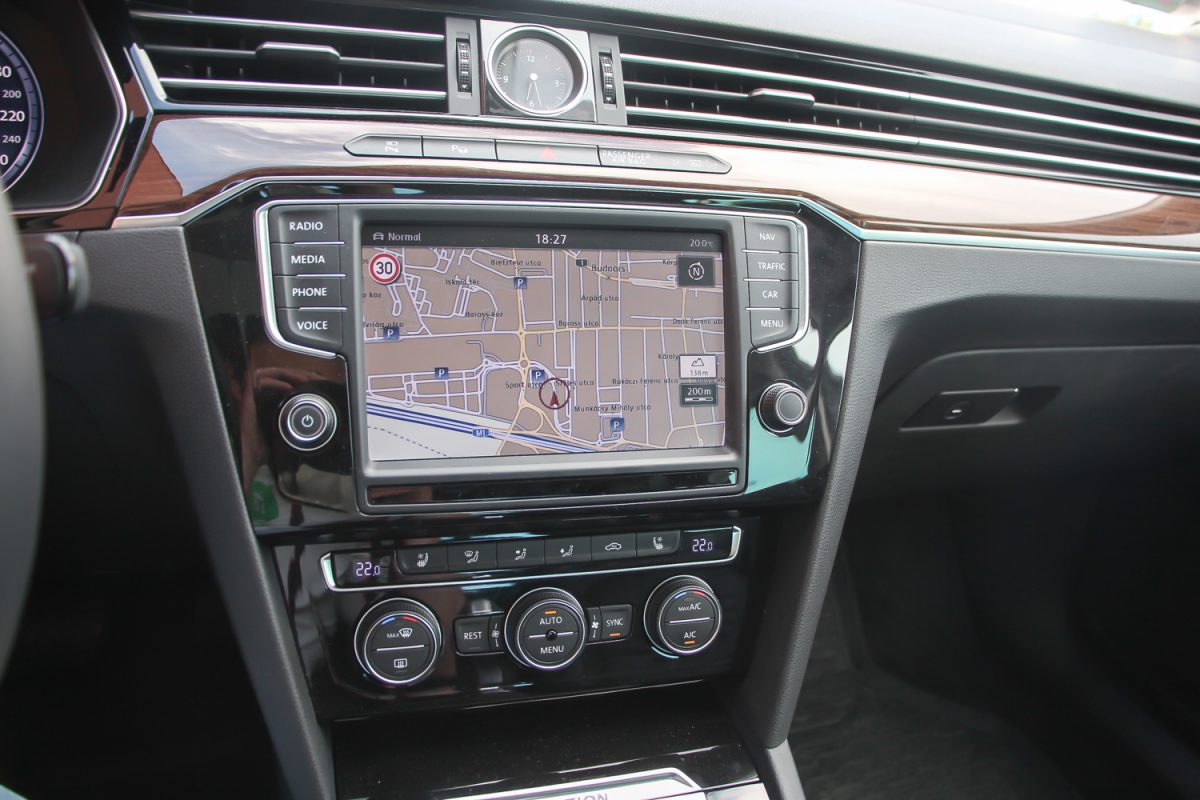 VOLKSWAGEN PASSAT