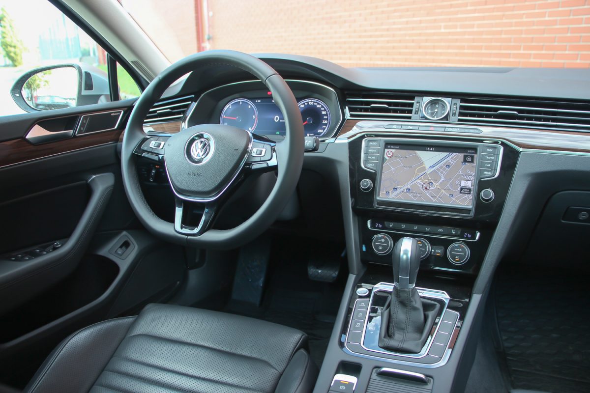 VOLKSWAGEN PASSAT