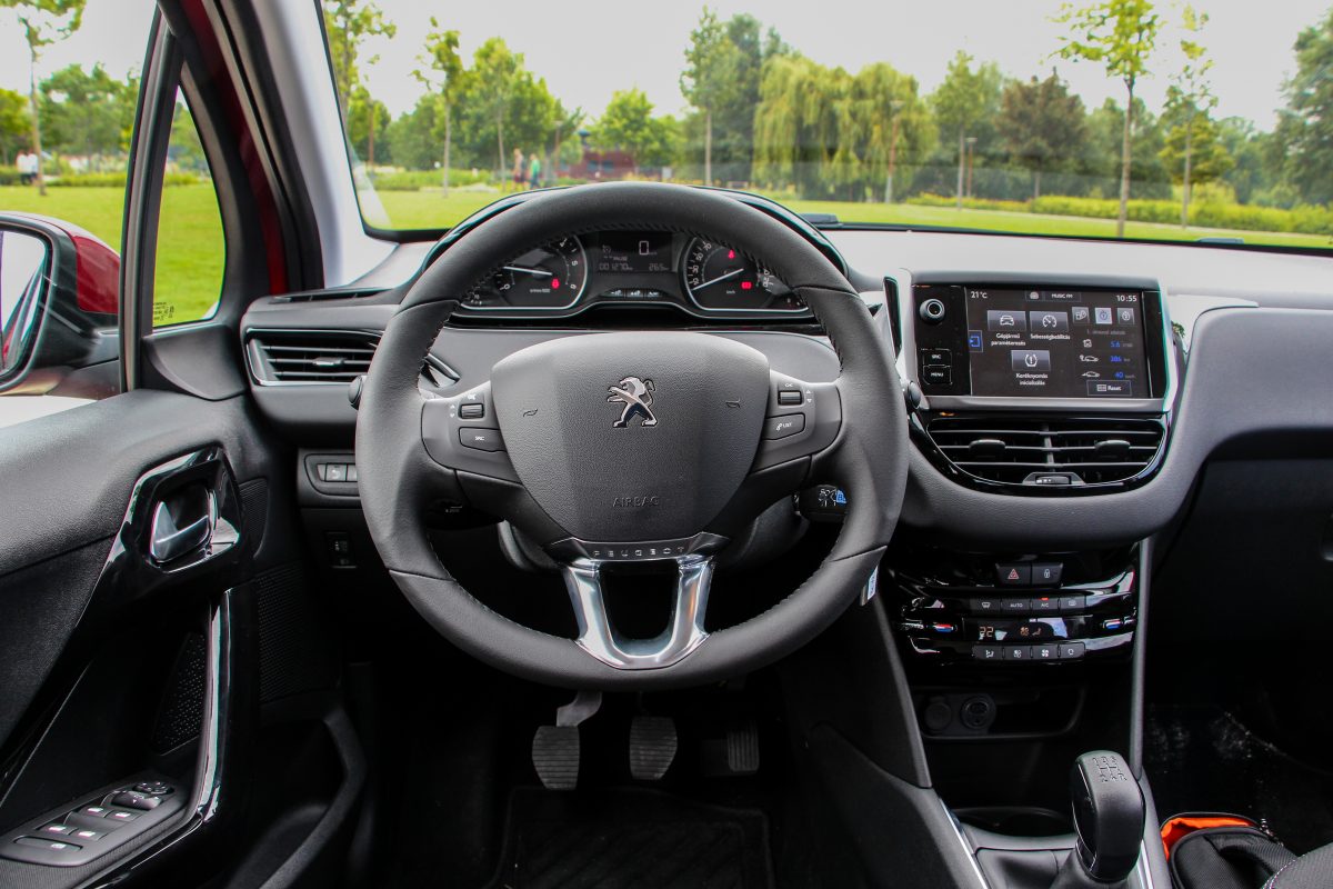PEUGEOT 208