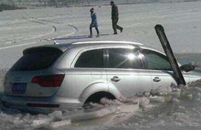 Beszakadt a jég az Audi Q7 alatt