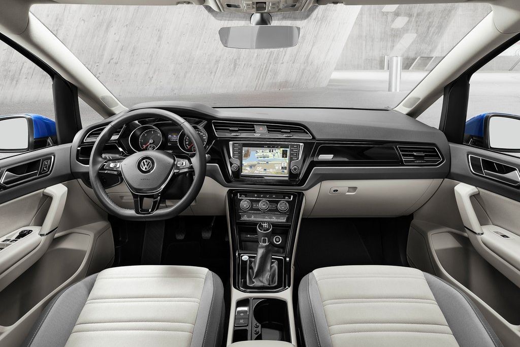 VOLKSWAGEN TOURAN