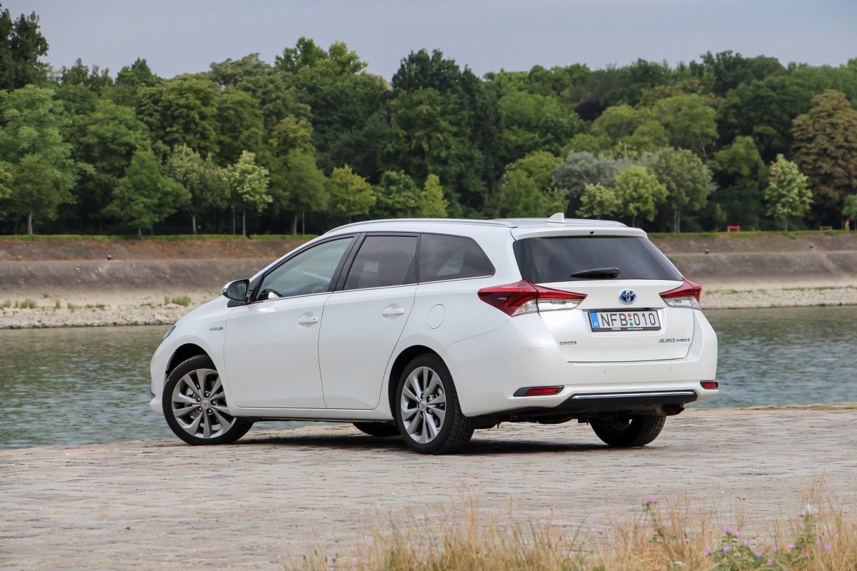 TOYOTA AURIS