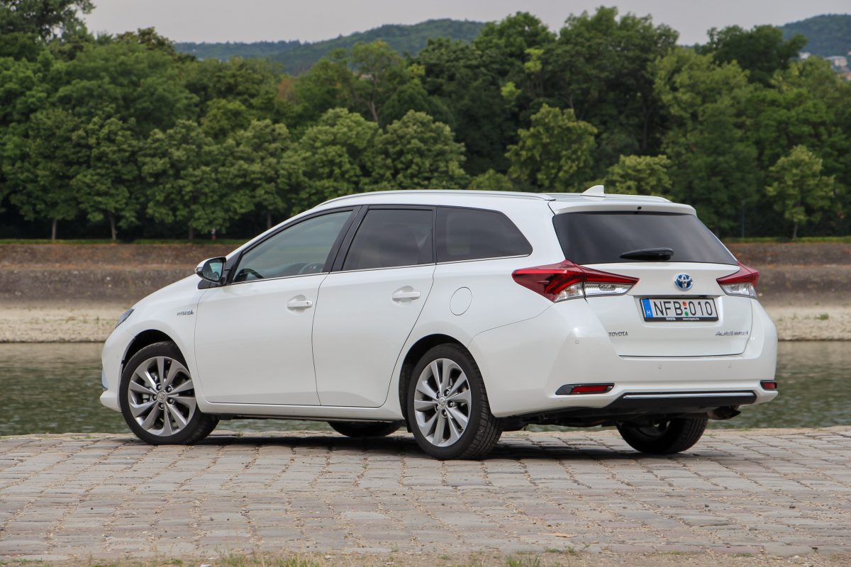 TOYOTA AURIS