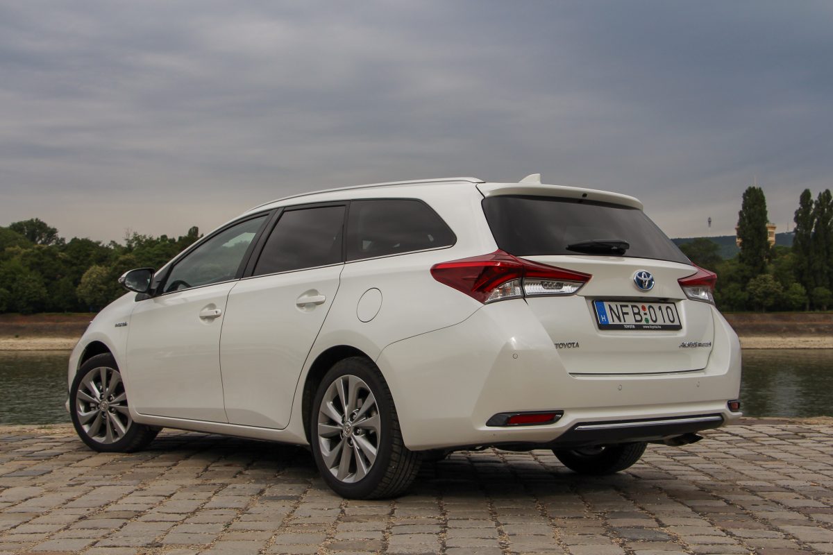 TOYOTA AURIS