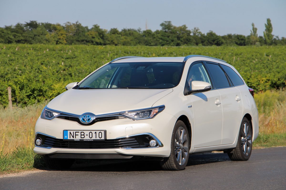 TOYOTA AURIS
