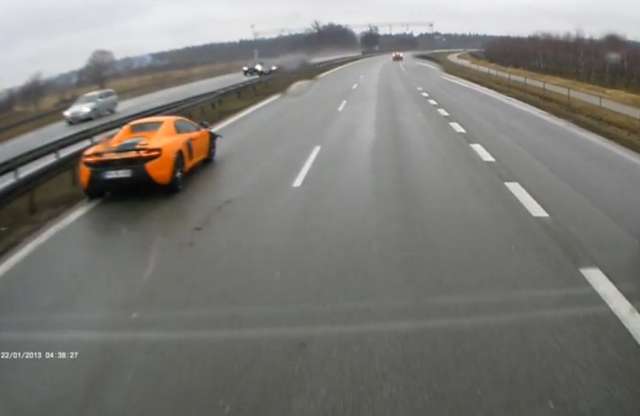 Szalagkorlátnak ütközött egy McLaren 650S