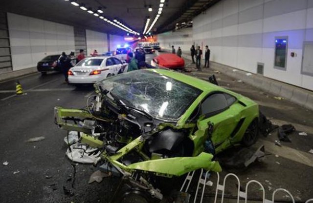 Csúnya vége lett a Lambo-Ferrari versenynek