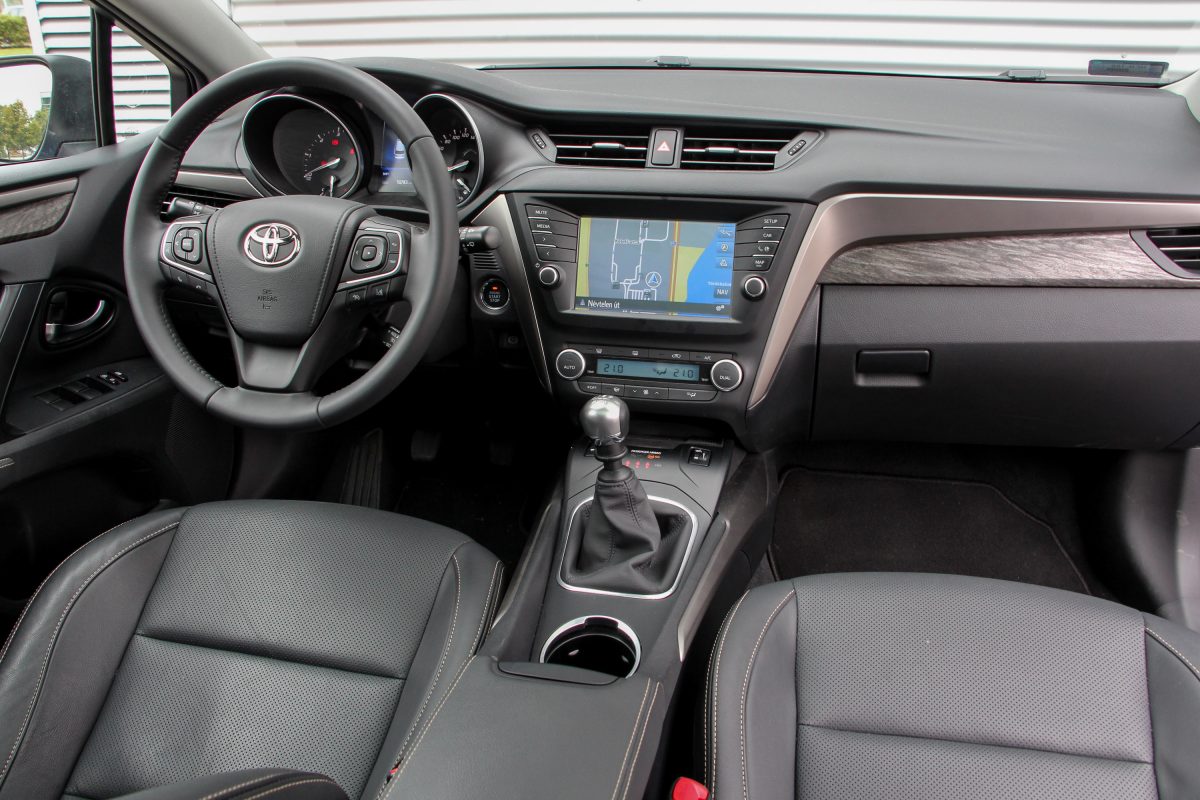 TOYOTA AVENSIS