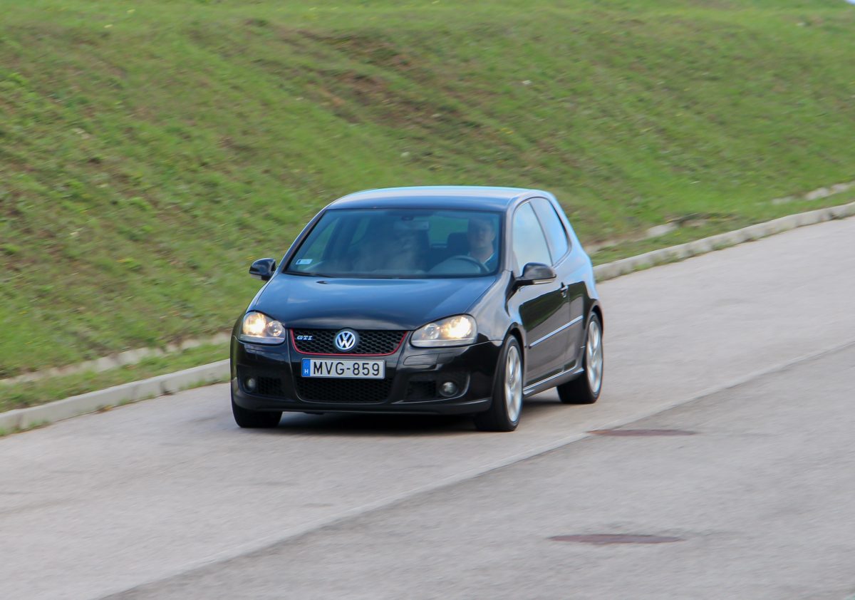 VOLKSWAGEN GOLF V