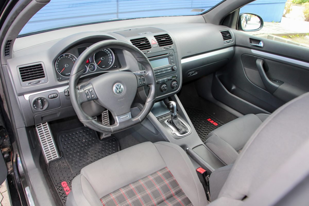 VOLKSWAGEN GOLF V