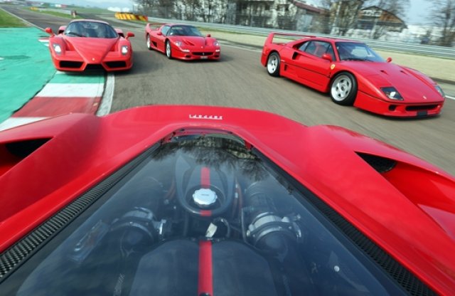 Így csapat az őszes úr, aki a Ferrari csúcsgépeit teszteli