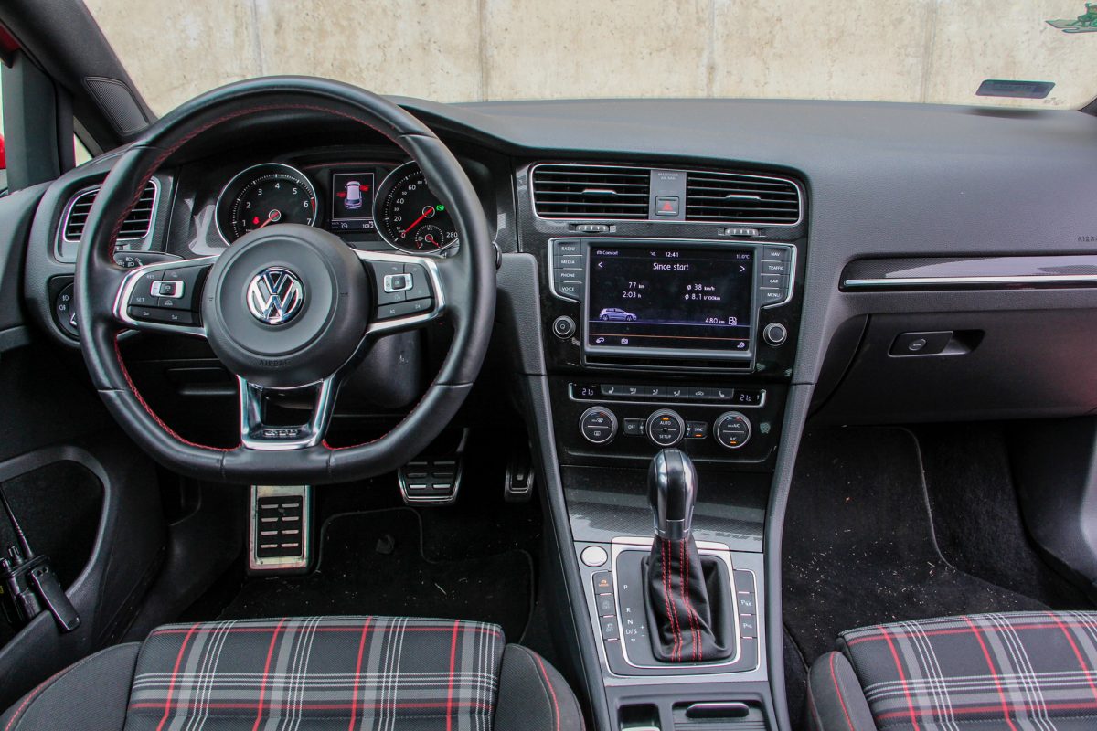 VOLKSWAGEN GOLF