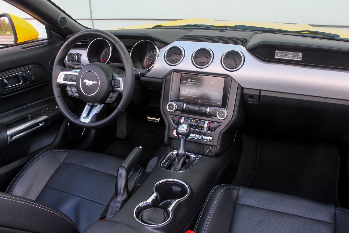 FORD MUSTANG