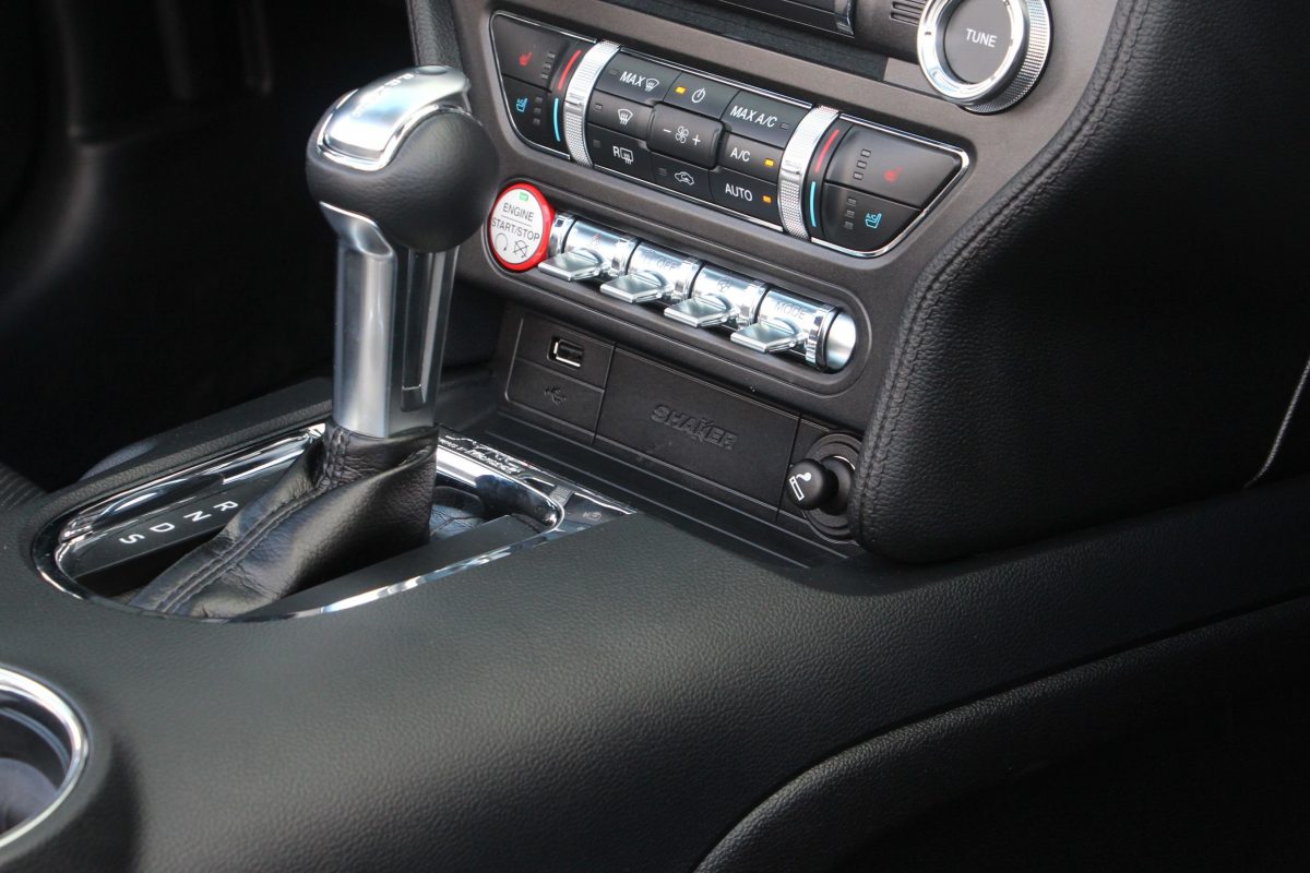 FORD MUSTANG