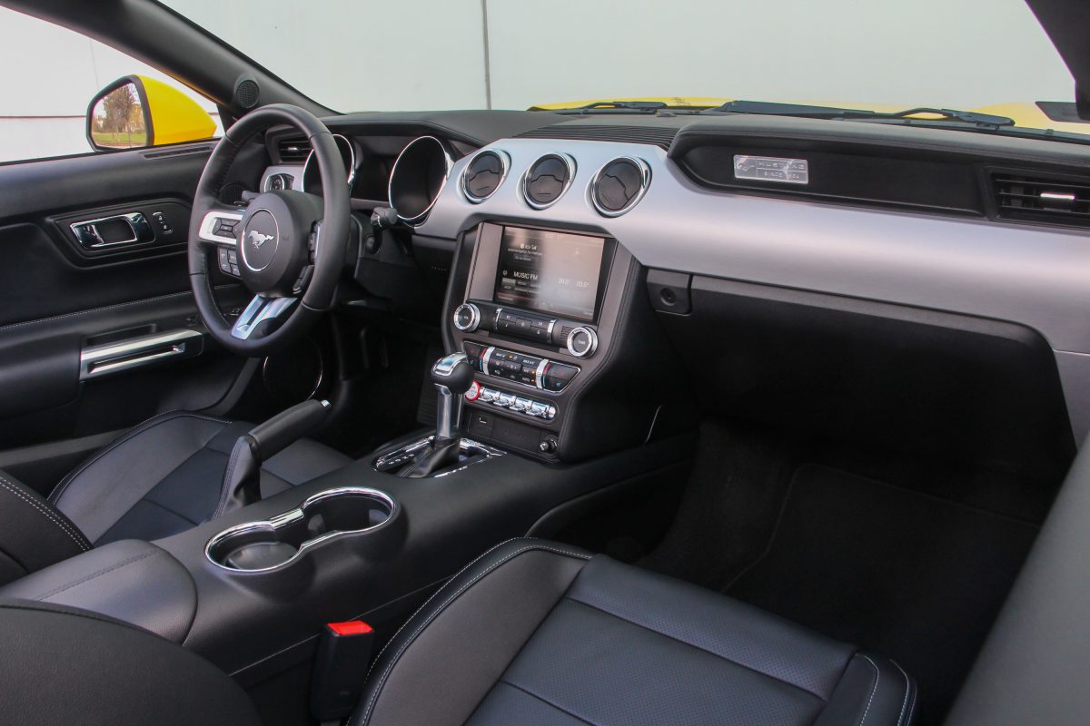 FORD MUSTANG
