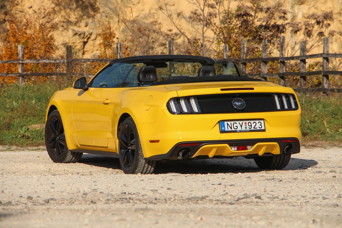 FORD MUSTANG