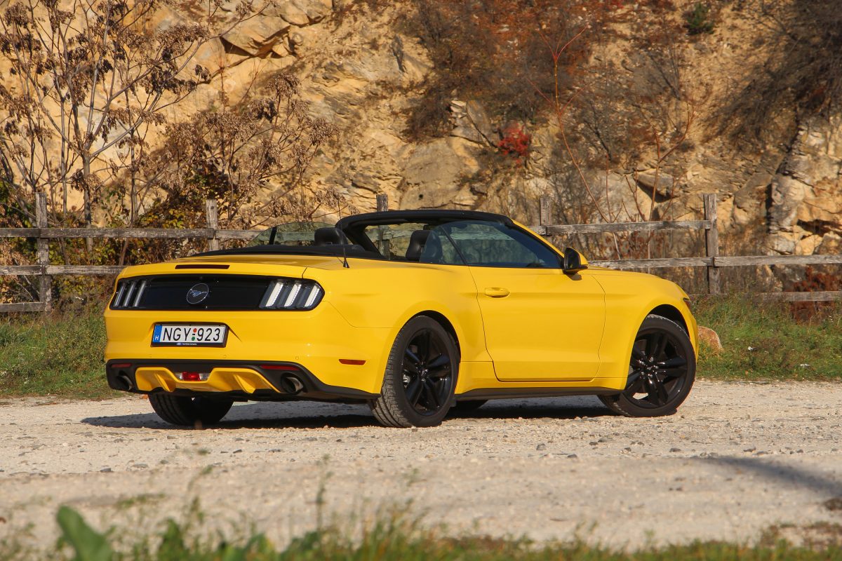 FORD MUSTANG