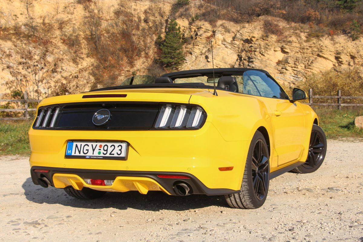 FORD MUSTANG