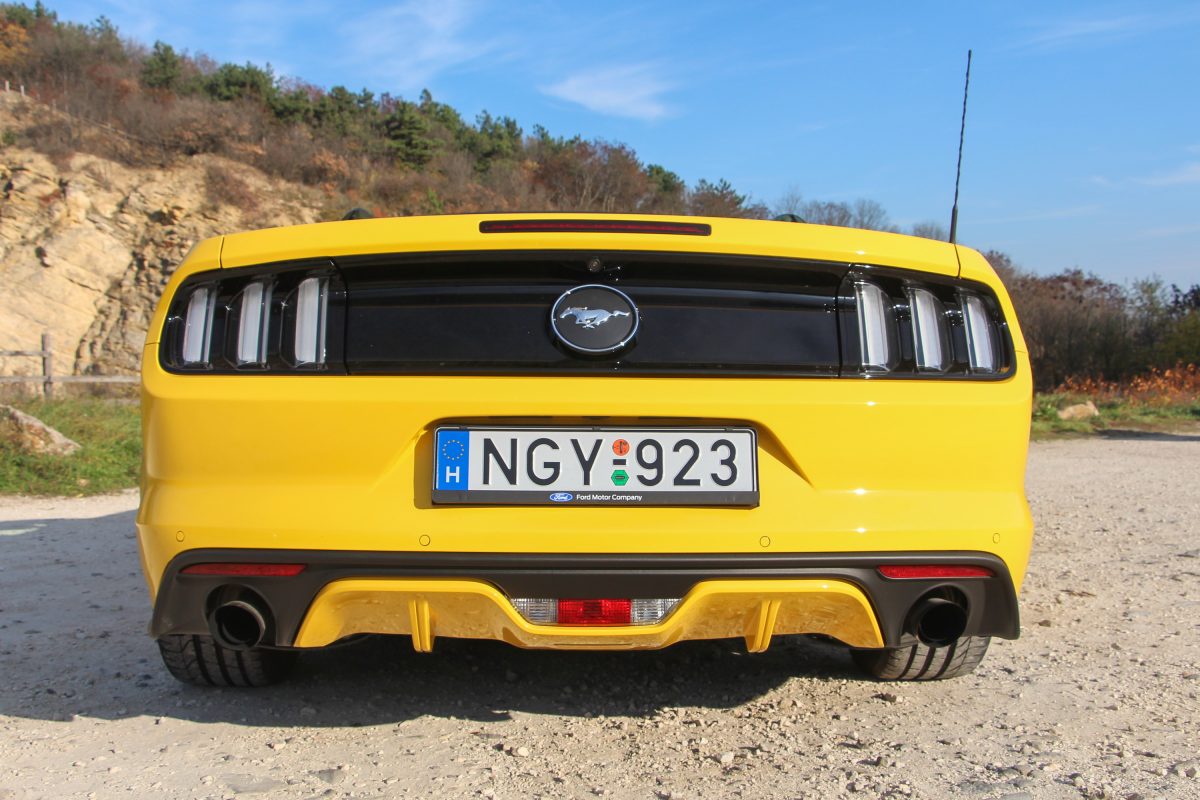 FORD MUSTANG