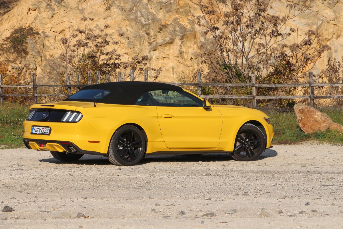 FORD MUSTANG