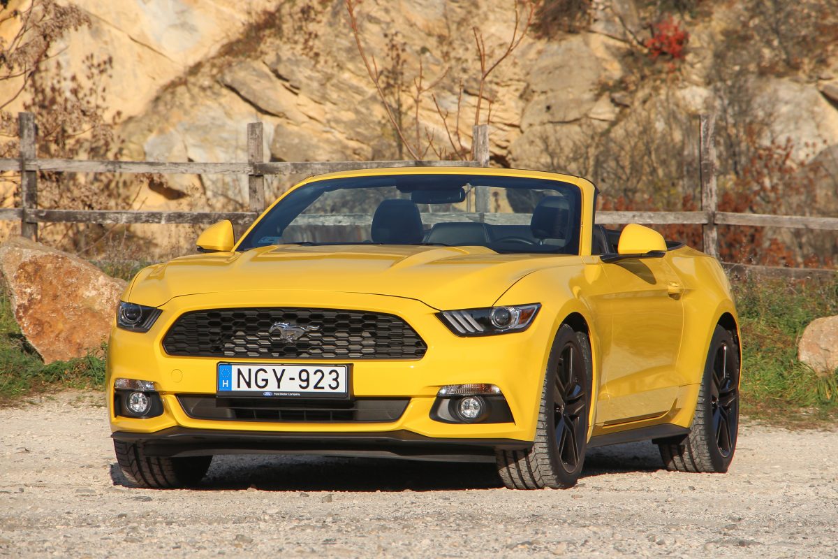 FORD MUSTANG