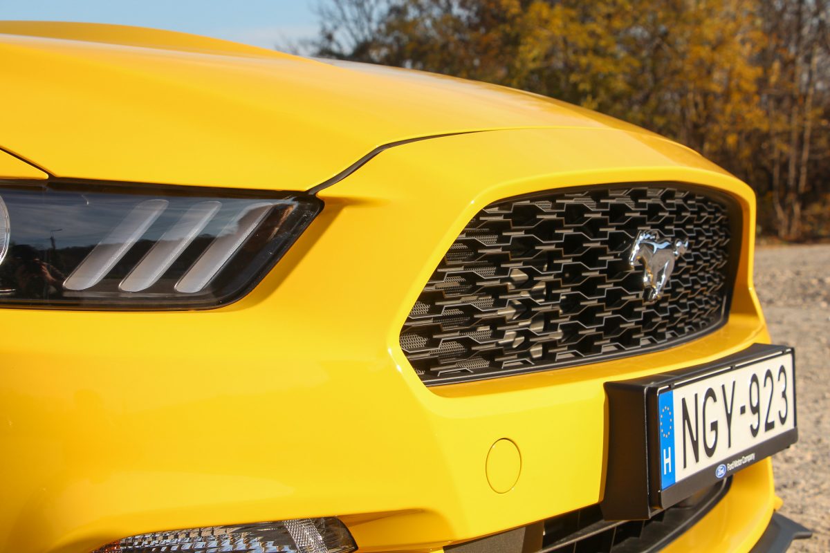 FORD MUSTANG