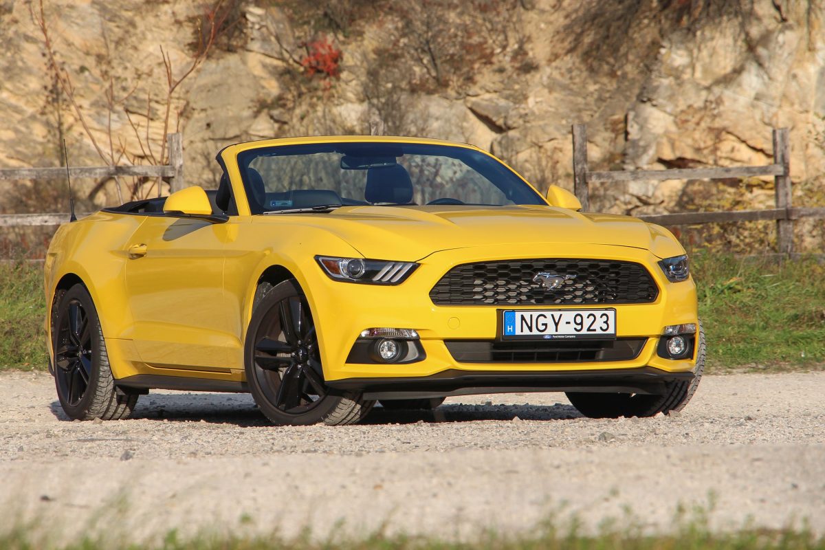 FORD MUSTANG