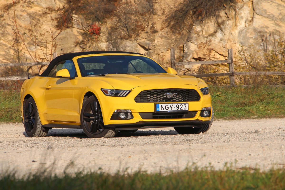 FORD MUSTANG