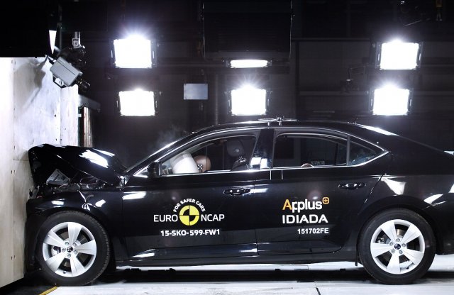 Jól törik az új Skoda Superb