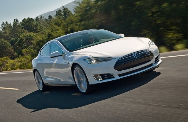 Még brutálisabban gyorsul a Tesla Model S