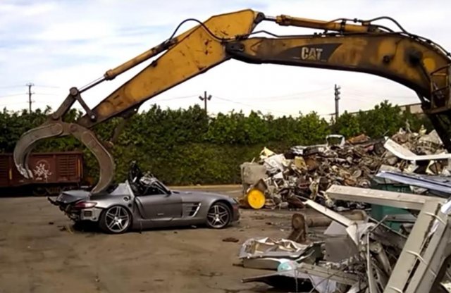 Hét perc pusztítás - óriásmarkoló a Mercedes SLS AMG ellen