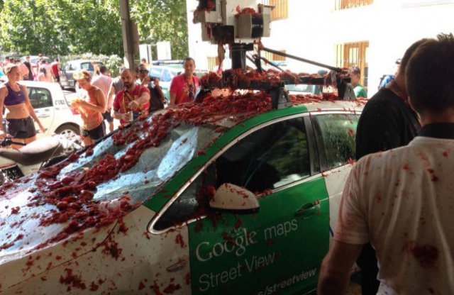 Paradicsomcsata bánt el a Google autójával