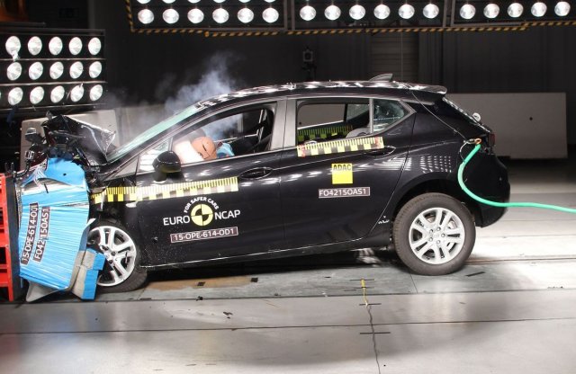 Összetörte az új Astrát az Euro NCAP, meg még 14 másik autót is
