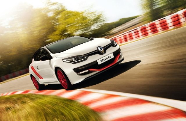 Kisebb motorral és automataváltóval jöhet az új Mégane RS