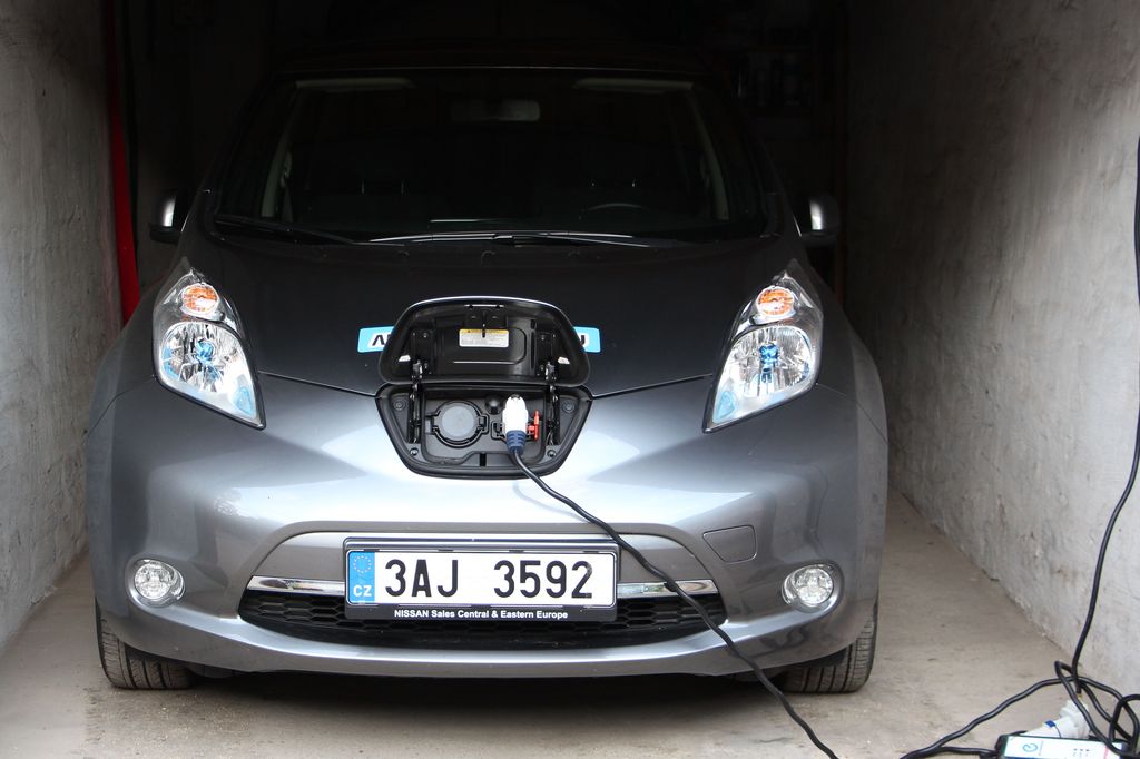 NISSAN LEAF
