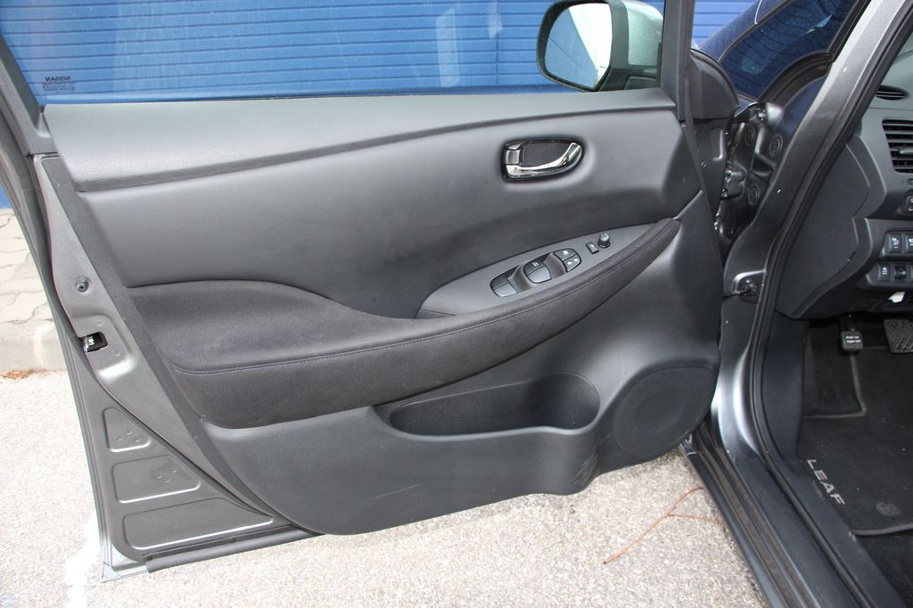 NISSAN LEAF