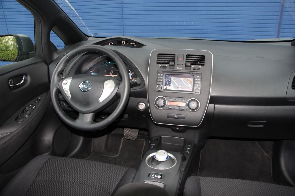 NISSAN LEAF