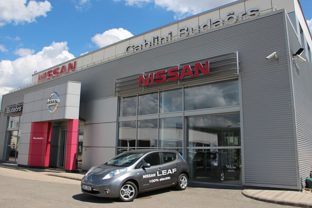 NISSAN LEAF