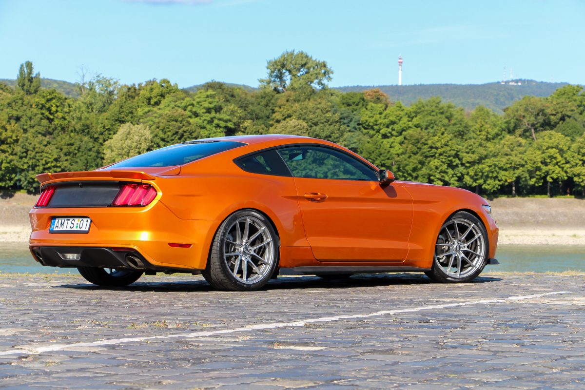 FORD MUSTANG