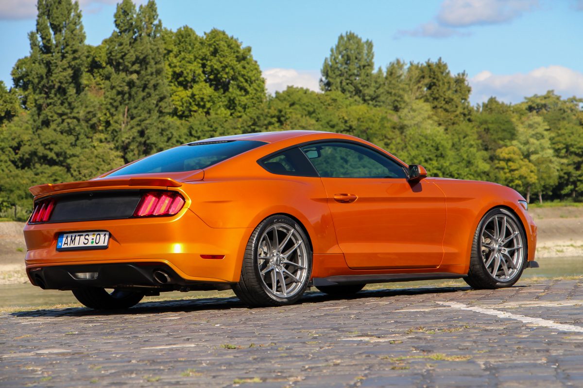 FORD MUSTANG