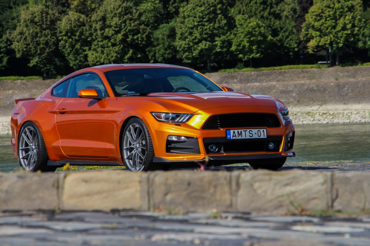 FORD MUSTANG