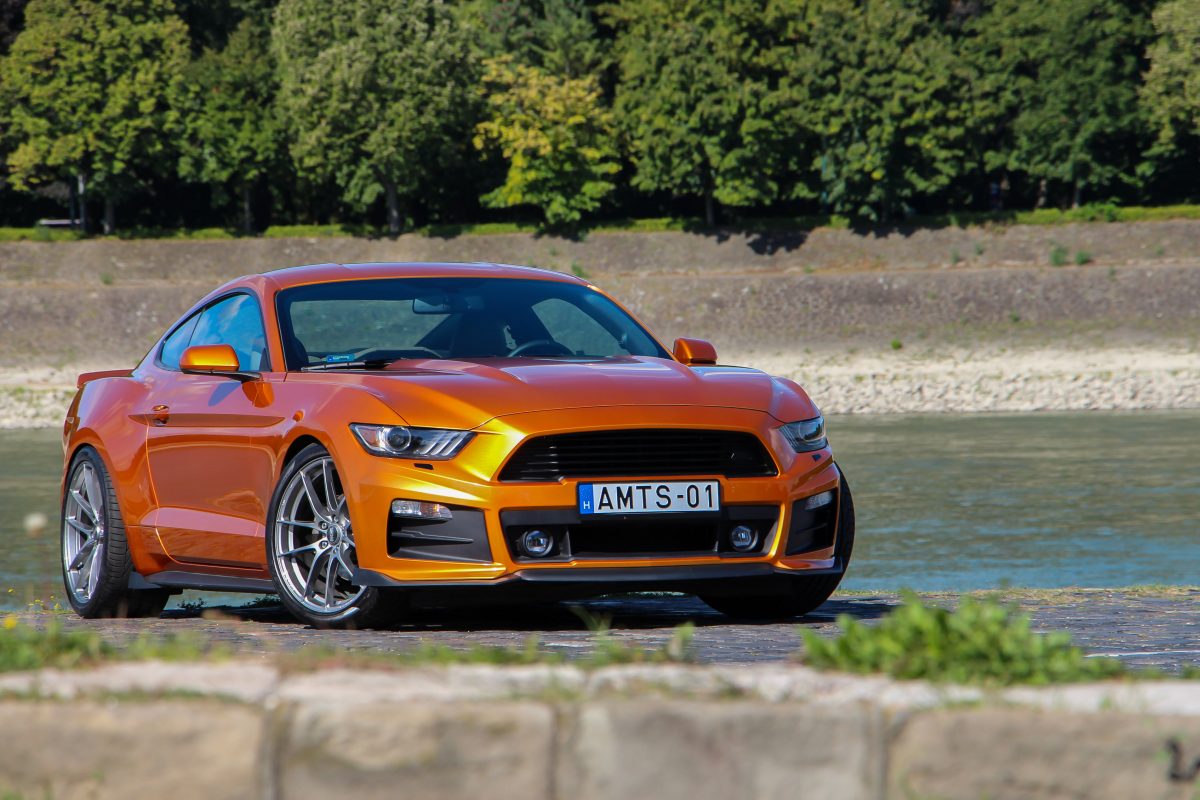FORD MUSTANG